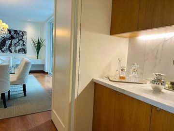 LUJOSA E IMPRESIONANTE CASA EN ESQUINA EN VENTA EN SAN ISIDRO CON PAISAJISMO