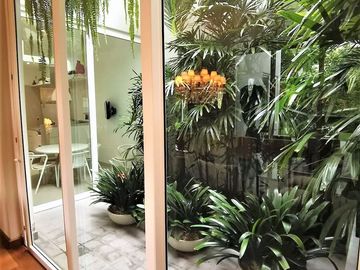 LUJOSA E IMPRESIONANTE CASA EN ESQUINA EN VENTA EN SAN ISIDRO CON PAISAJISMO