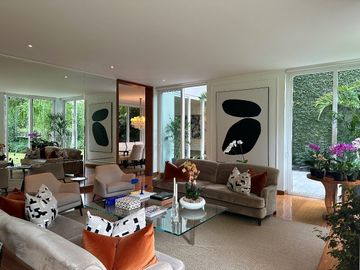 LUJOSA E IMPRESIONANTE CASA EN ESQUINA EN VENTA EN SAN ISIDRO CON PAISAJISMO