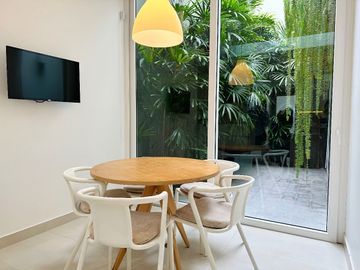 LUJOSA E IMPRESIONANTE CASA EN ESQUINA EN VENTA EN SAN ISIDRO CON PAISAJISMO