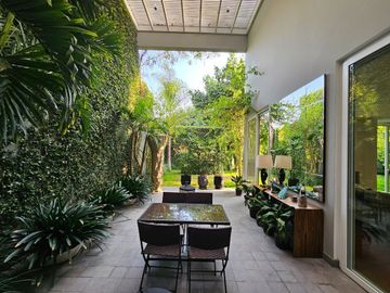 LUJOSA E IMPRESIONANTE CASA EN ESQUINA EN VENTA EN SAN ISIDRO CON PAISAJISMO