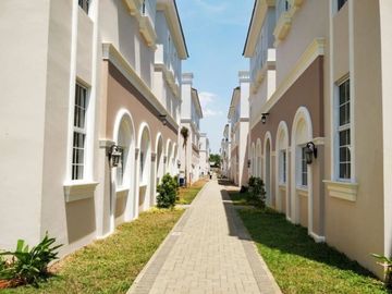 Rumah 3 Lantai Alesha Muse dengan Pool di BSD City