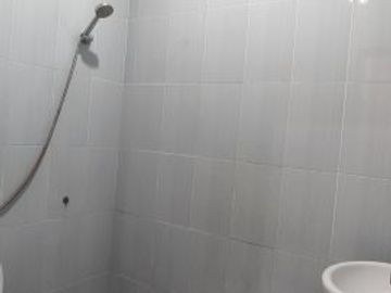 DISEWAKAN !! Rumah Rapih Sudah Renovasi Tinggi dr Jln di Belakang Mall Kelapa Gading , Bisa Nego Tipis