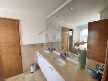 Casa en venta de 4 /5 dorm. en Piedra Roja Colina