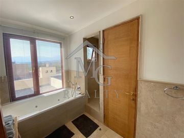 Casa en venta de 4 /5 dorm. en Piedra Roja Colina