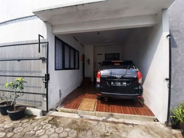 Rumah 2 Lantai Apik Asri Siap Huni di Cluster Jalan Somawinata Tanimulya Ngamprah KBB