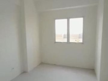 Apt. Puncak Dharmahusada Baru gress, Kosongan view pool