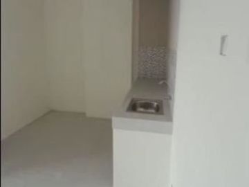 Apt. Puncak Dharmahusada Baru gress, Kosongan view pool