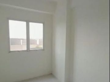 Apt. Puncak Dharmahusada Baru gress, Kosongan view pool