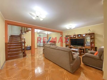 TE PRESENTO ÉSTA HERMOSA CASA EN LA URB. VIPOL SMP.

Cuando buscas una propiedad, deseas que tú y tu familia pasen momentos inolvidables y el requis