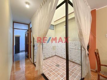 TE PRESENTO ÉSTA HERMOSA CASA EN LA URB. VIPOL SMP.

Cuando buscas una propiedad, deseas que tú y tu familia pasen momentos inolvidables y el requis