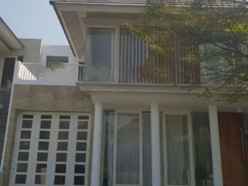 Rumah Greenlake Wiyung STRATEGIS, SEMI FURNISH