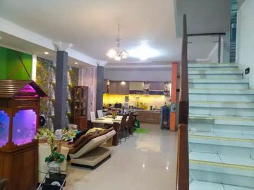 Rumah 2 Lantai Luas 200 di Araya Golf kota Malang