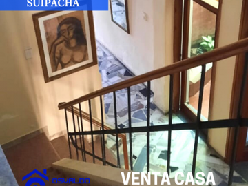 Venta de Casa de 2 plantas en calle Suipacha al al 600
