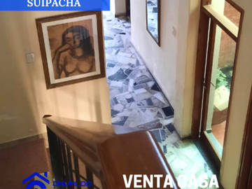 Venta de Casa de 2 plantas en calle Suipacha al al 600