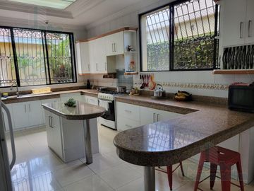 VENTA DE HERMOSA CASA KM 5 VÍA A SAMBORONDON