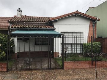 VENTA DE CHALET EN CARAPACHAY CON JARDIN Y PILETA 3 DORMITORIOS Y ESCRITORIO