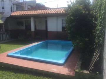 VENTA DE CHALET EN CARAPACHAY CON JARDIN Y PILETA 3 DORMITORIOS Y ESCRITORIO