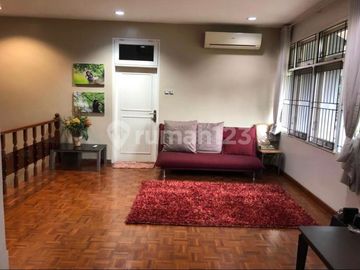 Rumah Hook Nyaman Di Taman Aries, Jakarta Barat