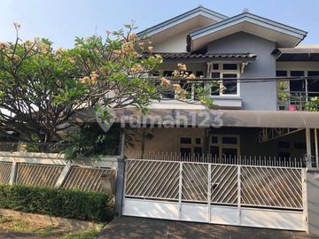 Rumah Hook Nyaman Di Taman Aries, Jakarta Barat