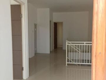 Rumah Wiguna Surabaya, Hadap Selatan, Row jalan 2 mobil