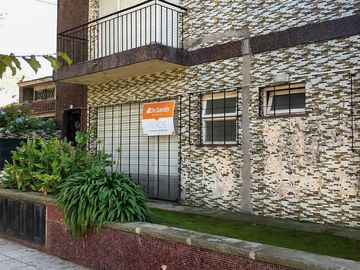 Departamento 2 ambientes, a metros de la costa y del centro comercial de Punta Mogotes