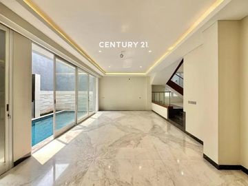 Rumah Brandnew Dengan Kolam Renang  Di Kawasan Elit Pondok Indah