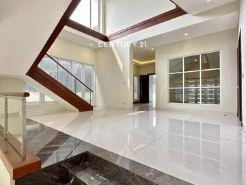 Rumah Brandnew Dengan Kolam Renang  Di Kawasan Elit Pondok Indah