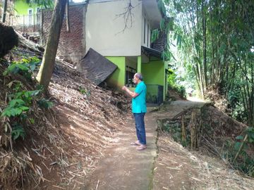 18 Tumbak Tanah Miring Masuk Gang Dekat jembatan Tol, Sukatani, Ngamprah, Bandung Barat