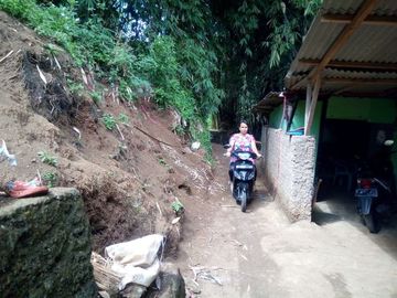 18 Tumbak Tanah Miring Masuk Gang Dekat jembatan Tol, Sukatani, Ngamprah, Bandung Barat