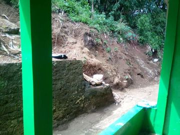 18 Tumbak Tanah Miring Masuk Gang Dekat jembatan Tol, Sukatani, Ngamprah, Bandung Barat
