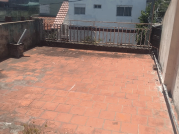 OPORTUNIDAD - Casa multifamiliar en Venta en Villa Lugano 6 ambientes 137 m2 + cochera, patio, terraza con parrilla - Ricardo Güiraldes 3000 casi esq 