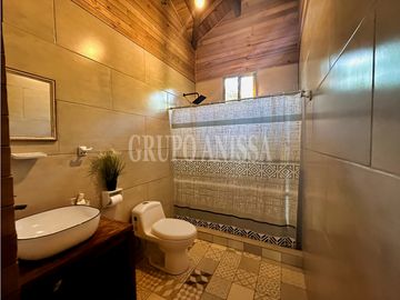 Oportunidad! Se Vende Hermosa Cabaña en Altos del Maria