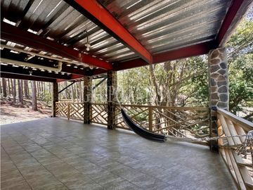Oportunidad! Se Vende Hermosa Cabaña en Altos del Maria