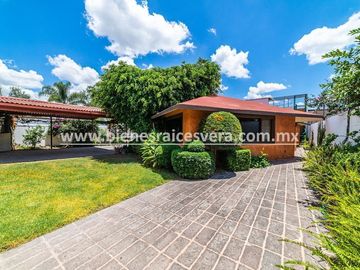 CASA EN VENTA EN TEQUISQUIAPAN CENTRO YANIRA