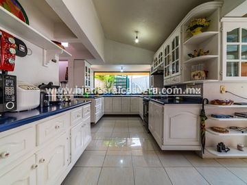 CASA EN VENTA EN TEQUISQUIAPAN CENTRO YANIRA