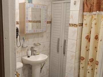 SE VENDE CASA 3D+1B, AMPLIO PATIO