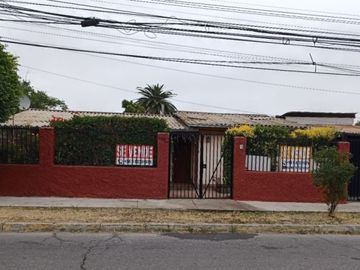 SE VENDE CASA 3D+1B, AMPLIO PATIO