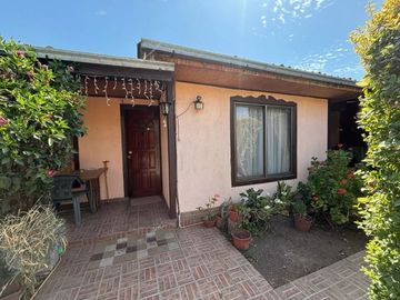 SE VENDE CASA 3D+1B, AMPLIO PATIO