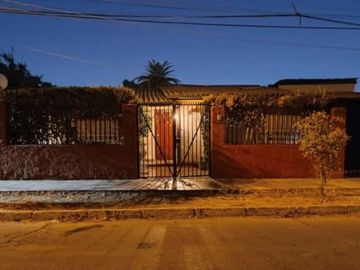 SE VENDE CASA 3D+1B, AMPLIO PATIO