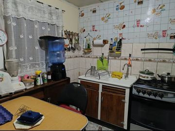 SE VENDE CASA 3D+1B, AMPLIO PATIO