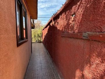 SE VENDE CASA 3D+1B, AMPLIO PATIO