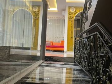 Rumah mewah, 3 lantai, furnished, swimming pool, underground cable, modern hill, pondok cabe