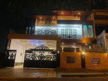 Rumah mewah, 3 lantai, furnished, swimming pool, underground cable, modern hill, pondok cabe