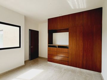 Casa en VENTA MUY AMPLIA Y COCHERA TECHADA fraccionamiento LOMAS DEL DORADO