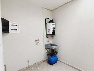 Casa en VENTA MUY AMPLIA Y COCHERA TECHADA fraccionamiento LOMAS DEL DORADO
