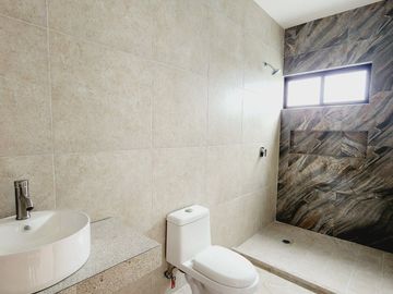 Casa en VENTA MUY AMPLIA Y COCHERA TECHADA fraccionamiento LOMAS DEL DORADO