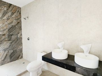 Casa en VENTA MUY AMPLIA Y COCHERA TECHADA fraccionamiento LOMAS DEL DORADO