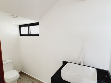 Casa en VENTA MUY AMPLIA Y COCHERA TECHADA fraccionamiento LOMAS DEL DORADO