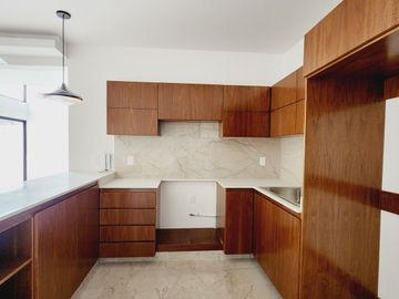 Casa en VENTA MUY AMPLIA Y COCHERA TECHADA fraccionamiento LOMAS DEL DORADO